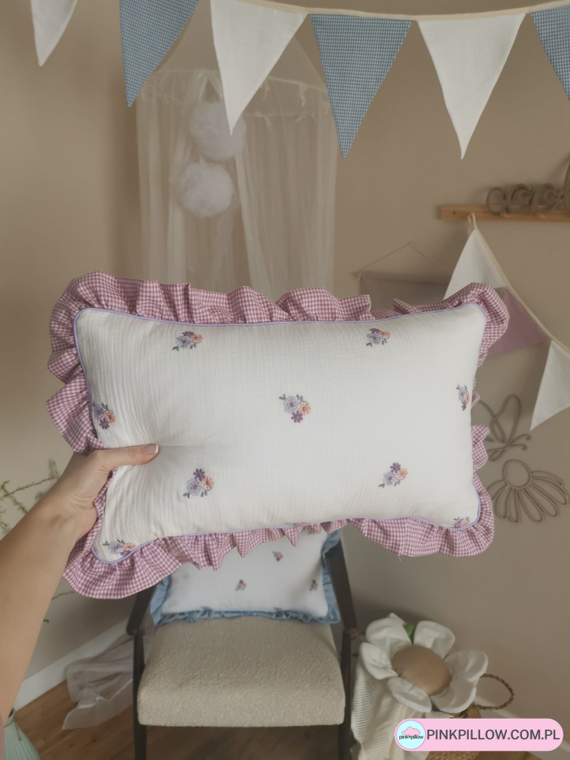 Poduszka z Falbanką w kratkę - Rozmiar 30x50 cm - Kolor Różowy