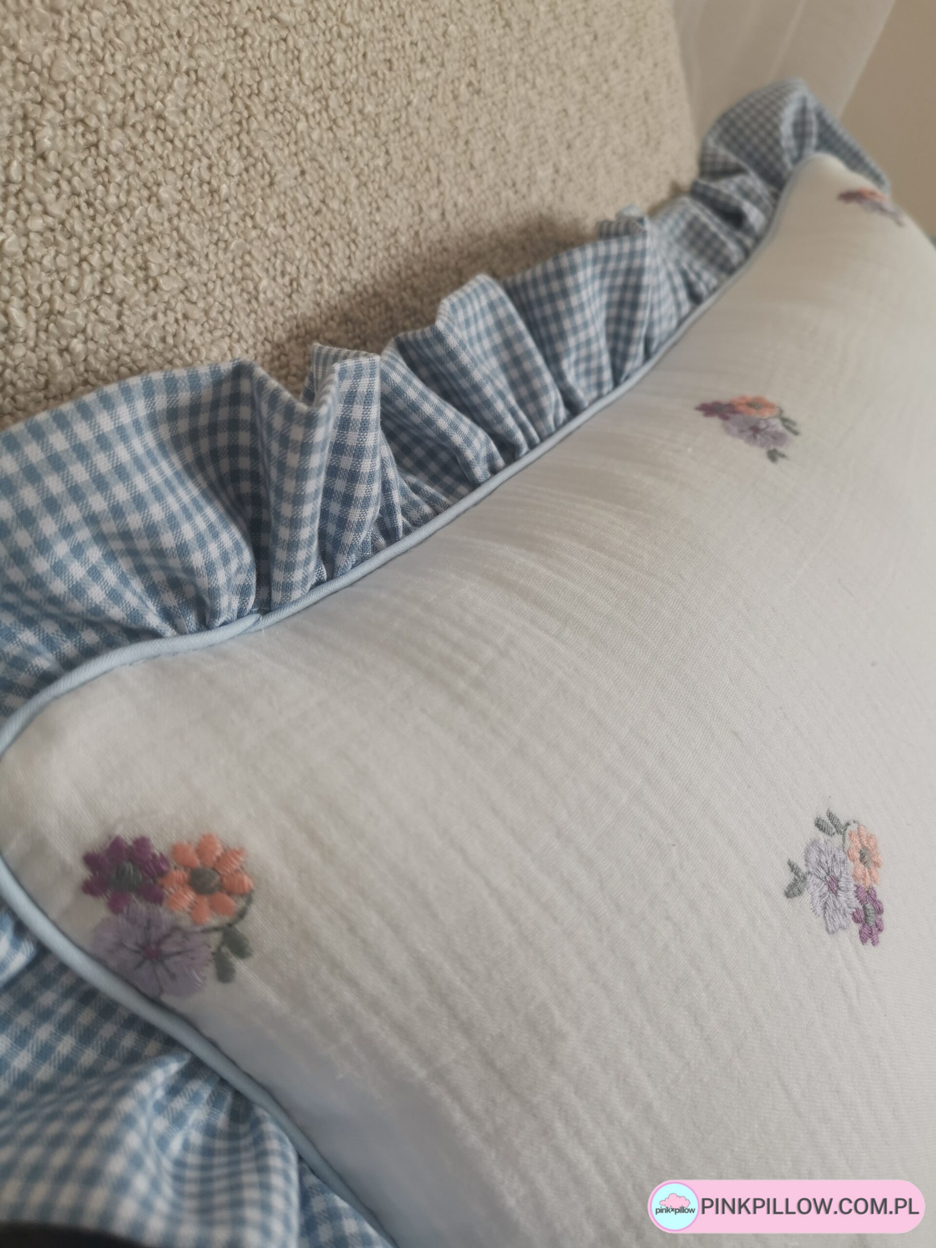 Poduszka z Falbanką w kratkę z bliska - Kolor Niebieski