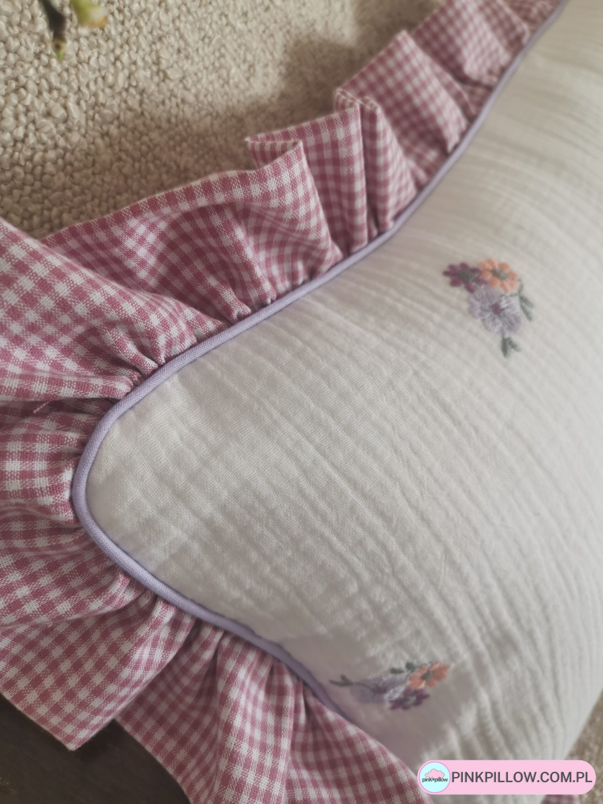 Poduszka z Falbanką w kratkę z bliska - Kolor Różowy