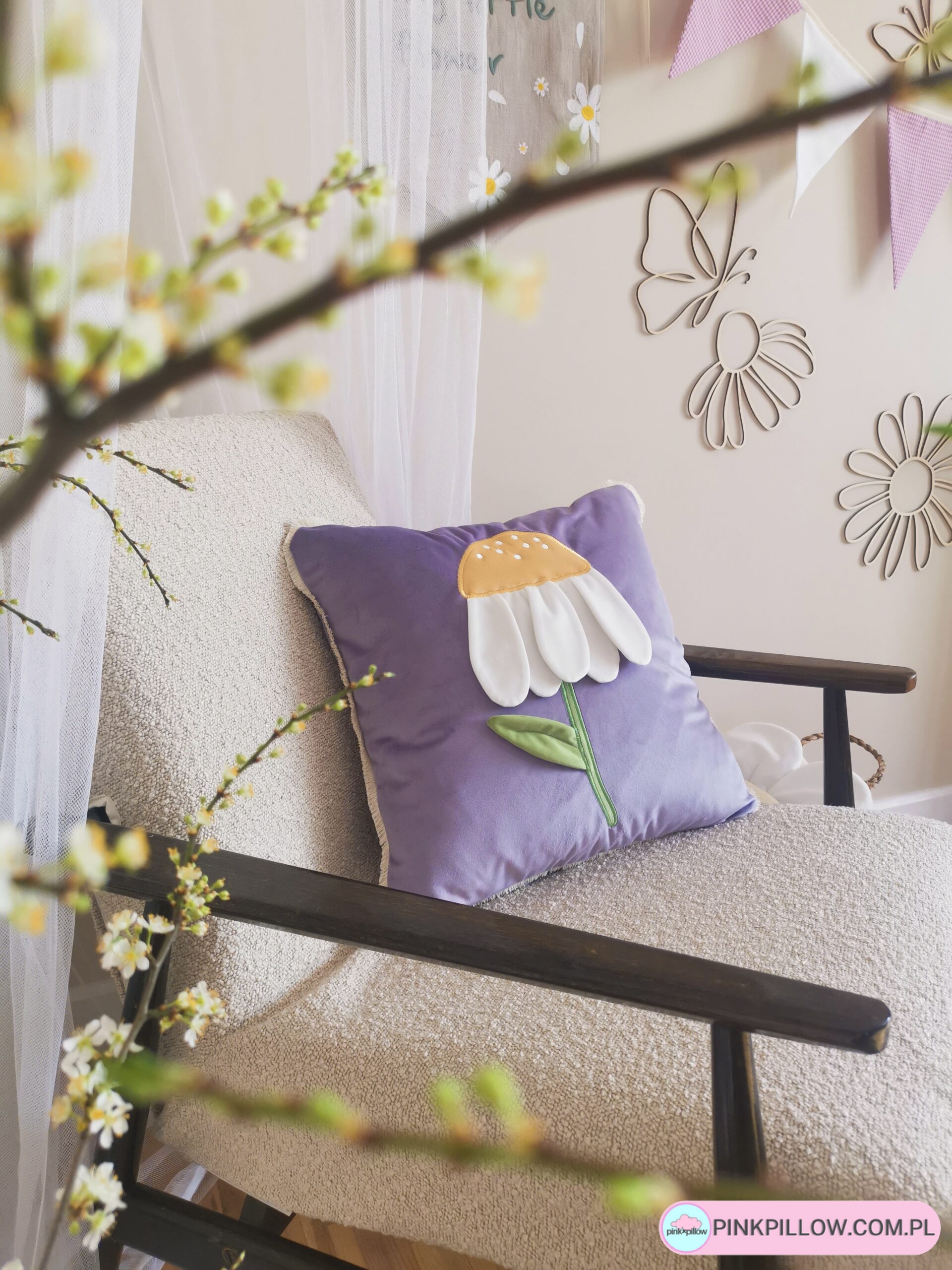 Fioletowa Poduszka z Kwiatuszkiem na fotel do salonu