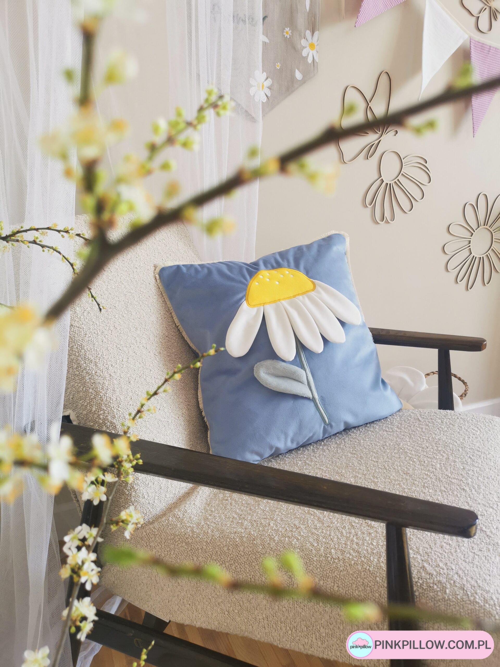 Niebieska Poduszka z Kwiatuszkiem na fotel do salonu