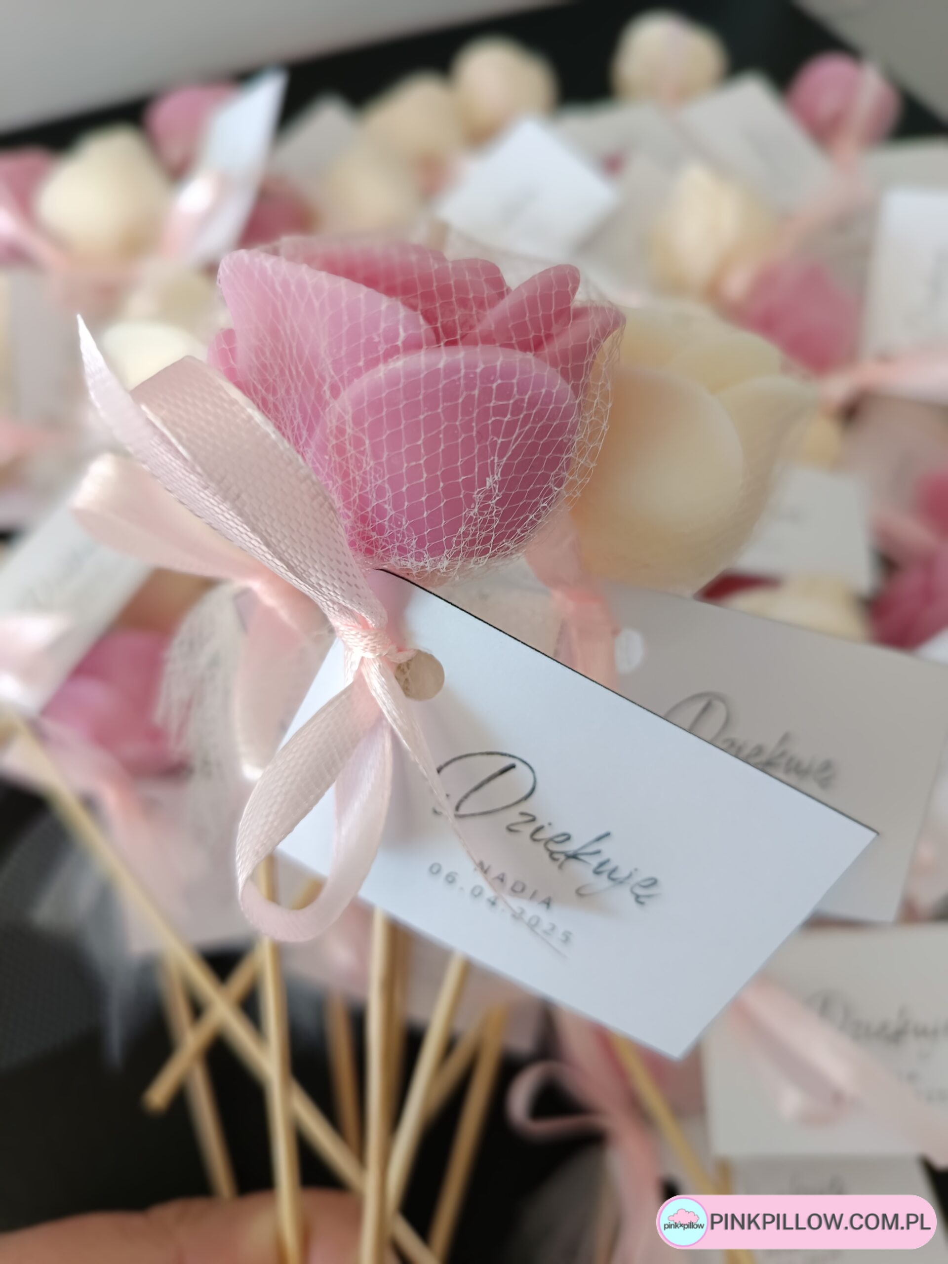 Świeczka Mała róża jako Podziękowanie dla gości - Bilecik z Życzeniami