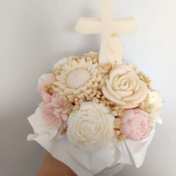 Bukiet ze świec z Krzyżem na Pierwszą Komunię