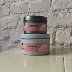 Świeca sojowa na Prezent w Puszce "Sisterhood" - peonia