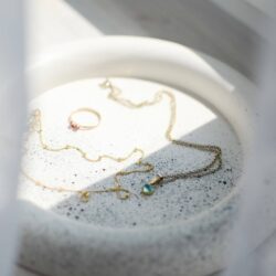 Podstawka duża Okrągła na biżuterię - Biała w Czarne kropeczki