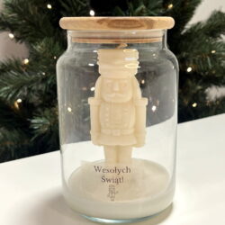 Świeczka Dziadek do Orzechów w szkle - Personalizowana Naklejka