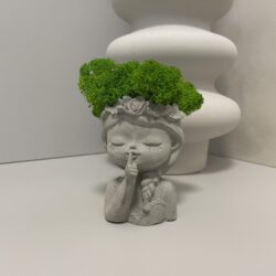 Betonowa Doniczka z Mchem Chrobotkiem - Wzór Dziewczynka
