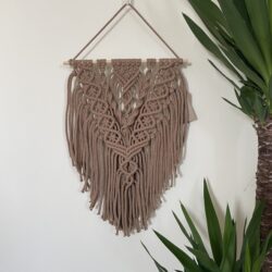 Mała brązowa makrama wisząca na ścianie w stylu boho do salonu lub biura