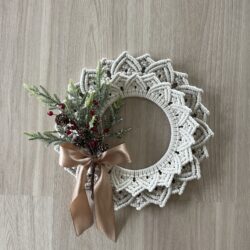 Świąteczny Wianek z makramy na drzwi - Odcienie Beżu