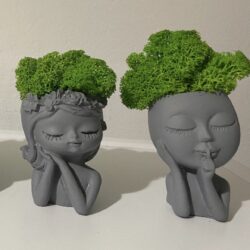 Betonowa Doniczka Dziewczynka z Chrobotkiem