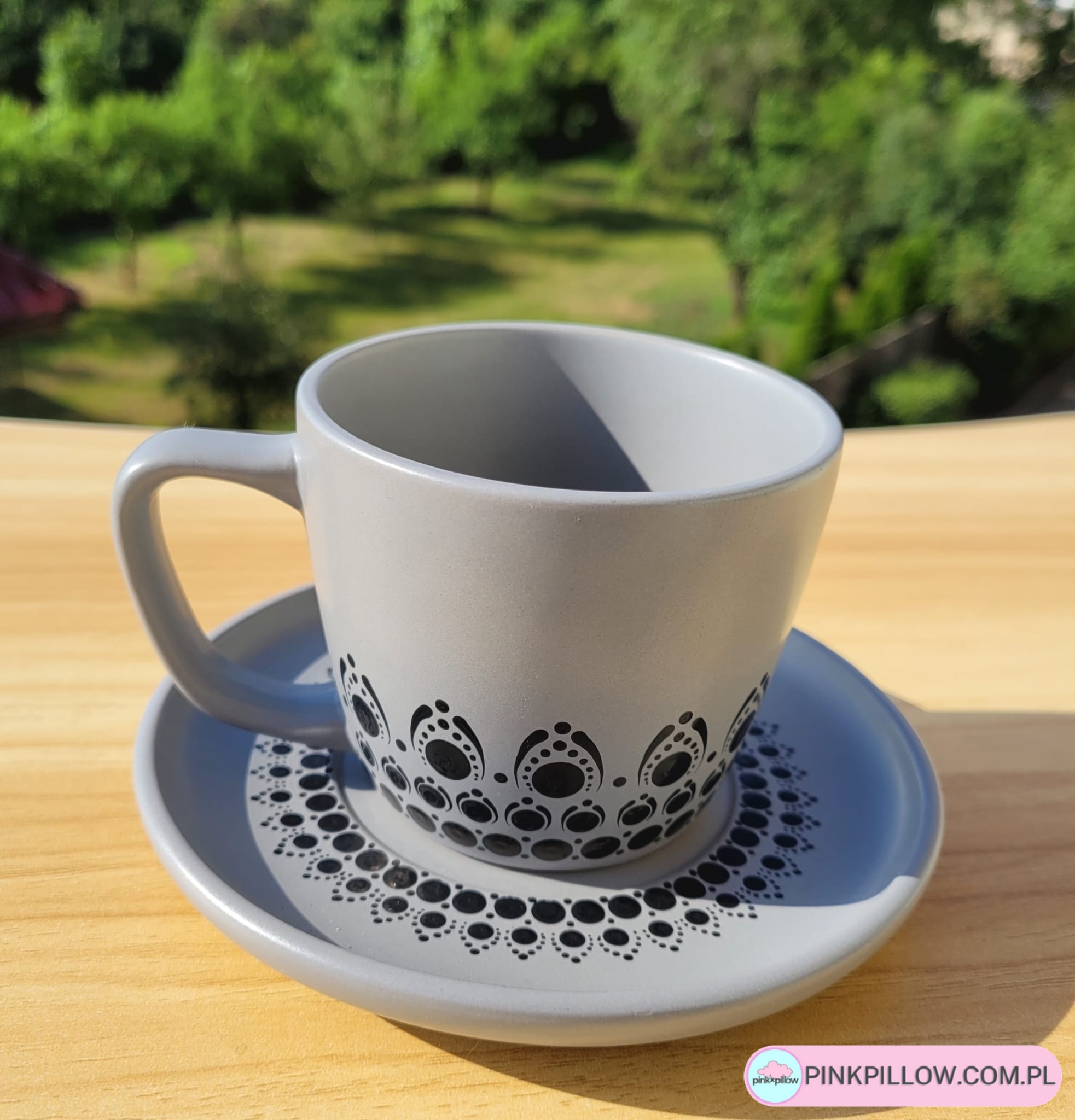 Filiżanka ze Spodkiem - Kolor Jasno szary z Czarnym zdobieniem