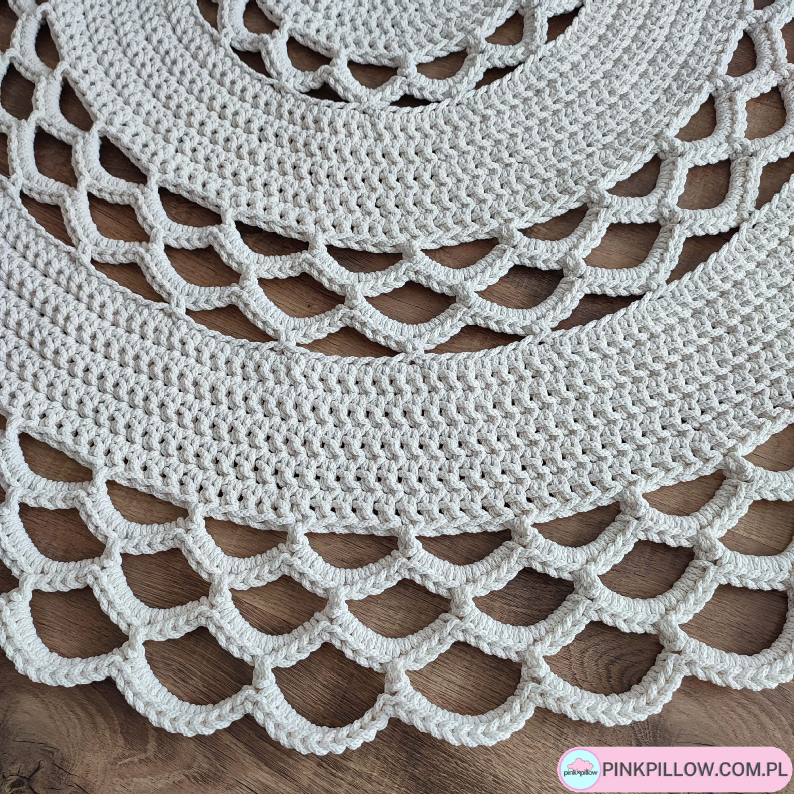 Ażurowy dywan na szydełku Okrągły - Średnica 150 cm - obrazek 3