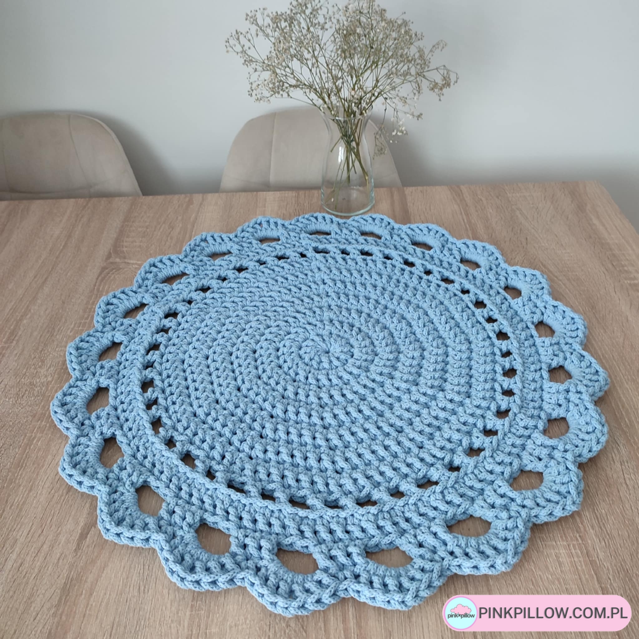 Okrągła podkładka szydełkowa ze sznurka na stolik