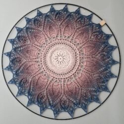 Mandala na ścianę ze sznurka Ombre Jagodowa - Średnica 55 cm