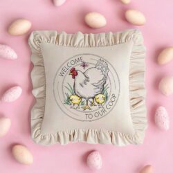 Poszewka welurowa z falbaną "Wielkanocna kura"