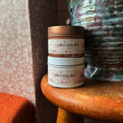 Świeca sojowa na Prezent w Puszce "Sisterhood"