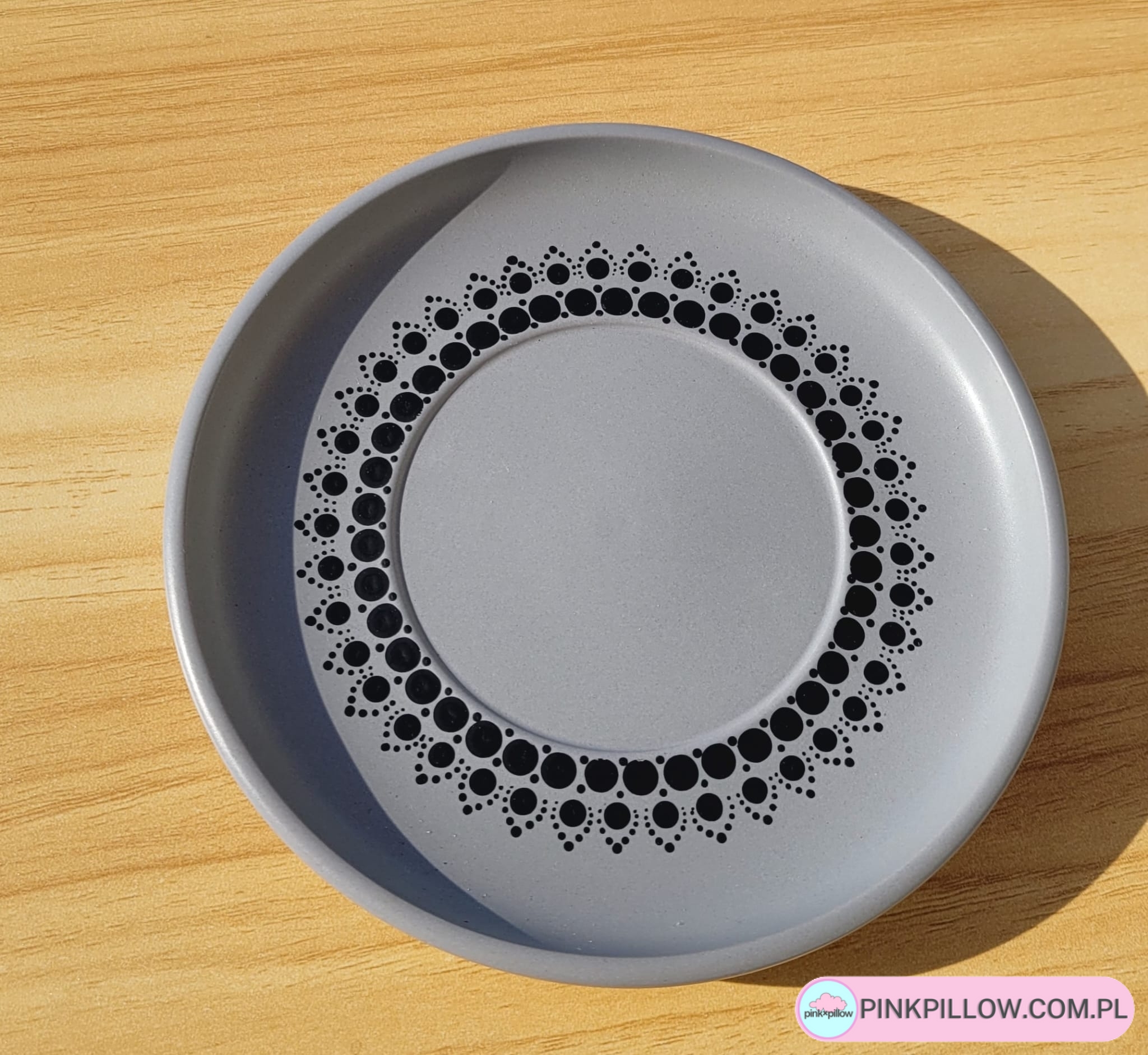 Talerzyk pod filiżankę - Kolor Jasno szary z Czarnym zdobieniem