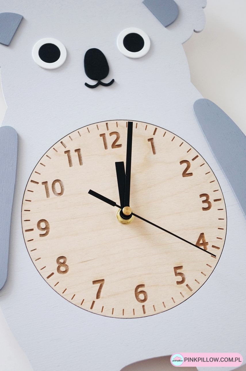 Drewniany Zegar do pokoju dziecka – Koala – Tarcza z bliska