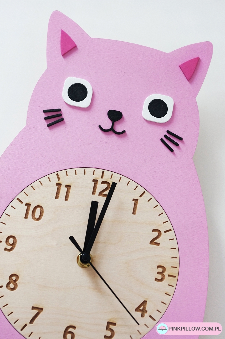 Drewniany Zegar wiszący Kot do pokoju dziecka – Kolor Różowy - Z bliska