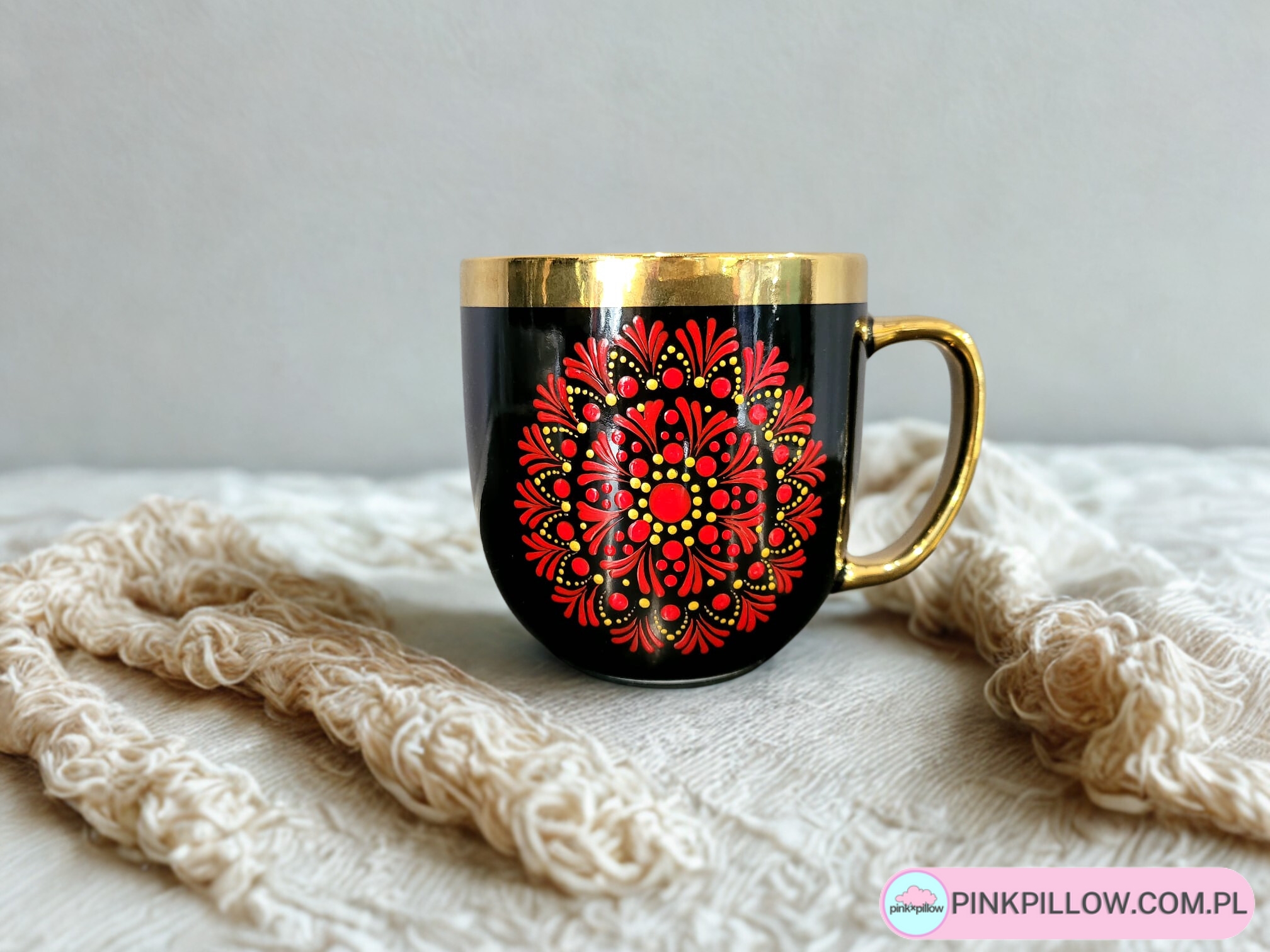 Kubek Czarno-Złoty, ręcznie malowany w Mandalę w kolorze Czerwono-Złotym
