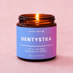 Świeca sojowa z niebieską etykietą i napisem dentystka, pomysł na prezent dla dentystki