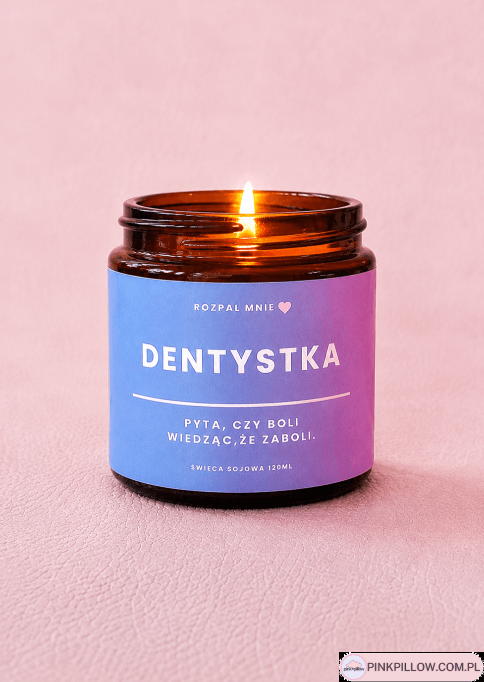 Świeca sojowa z niebieską etykietą i napisem dentystka, pomysł na prezent dla dentystki