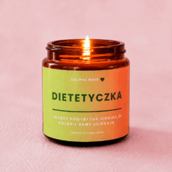 Zapachowa świeczka sojowa z napisem na etykiecie dietetyczka
