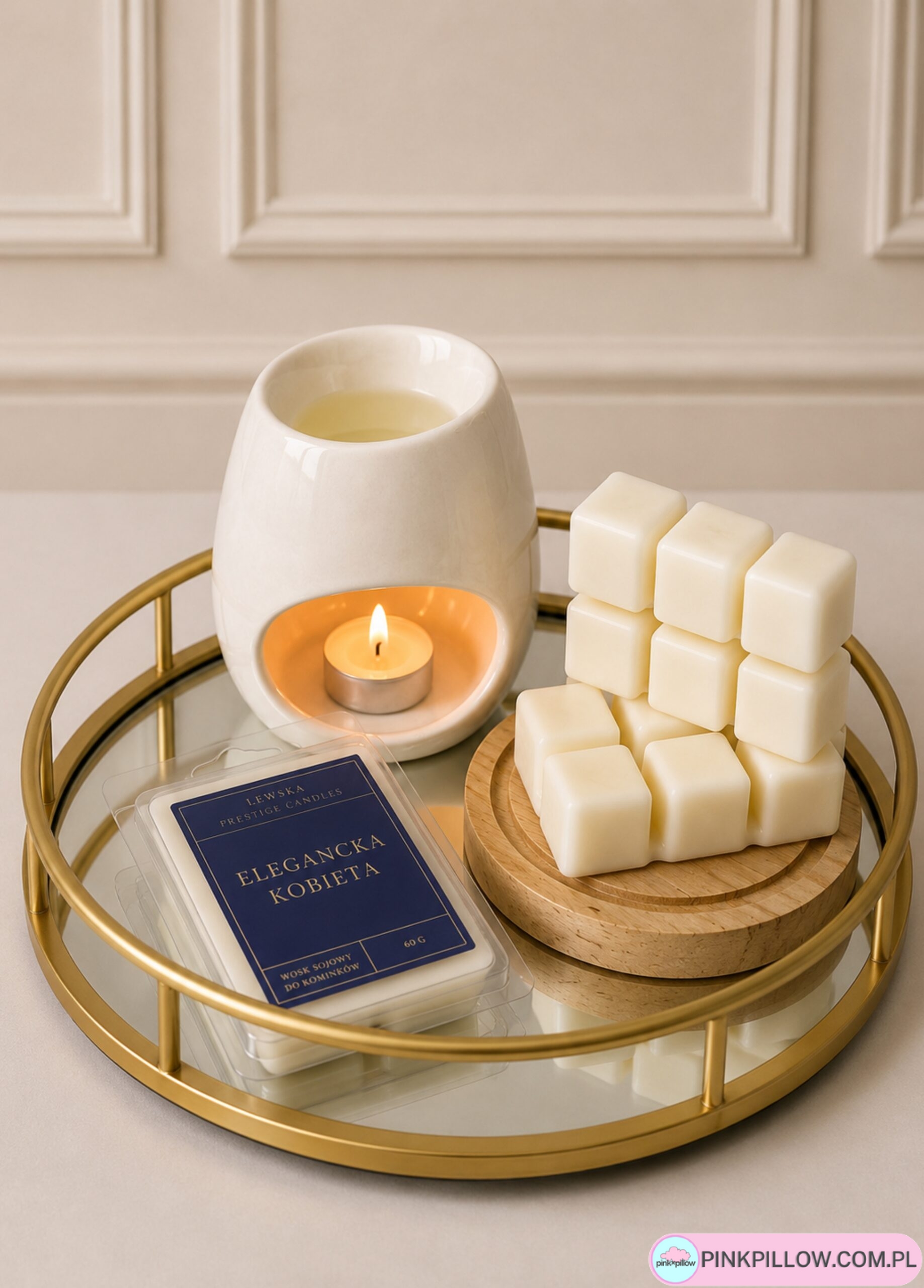 Luksusowy wosk sojowy do kominka inspirowany perfumami Baccarat. Eleganckie nuty jaśminu, ambry, mchu dębowego i bergamotki tworzą wyjątkowy zapach do domu.