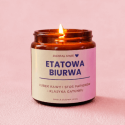 Świeczka sojowa w szkle z napisem na etykiecie etatowa biurwa