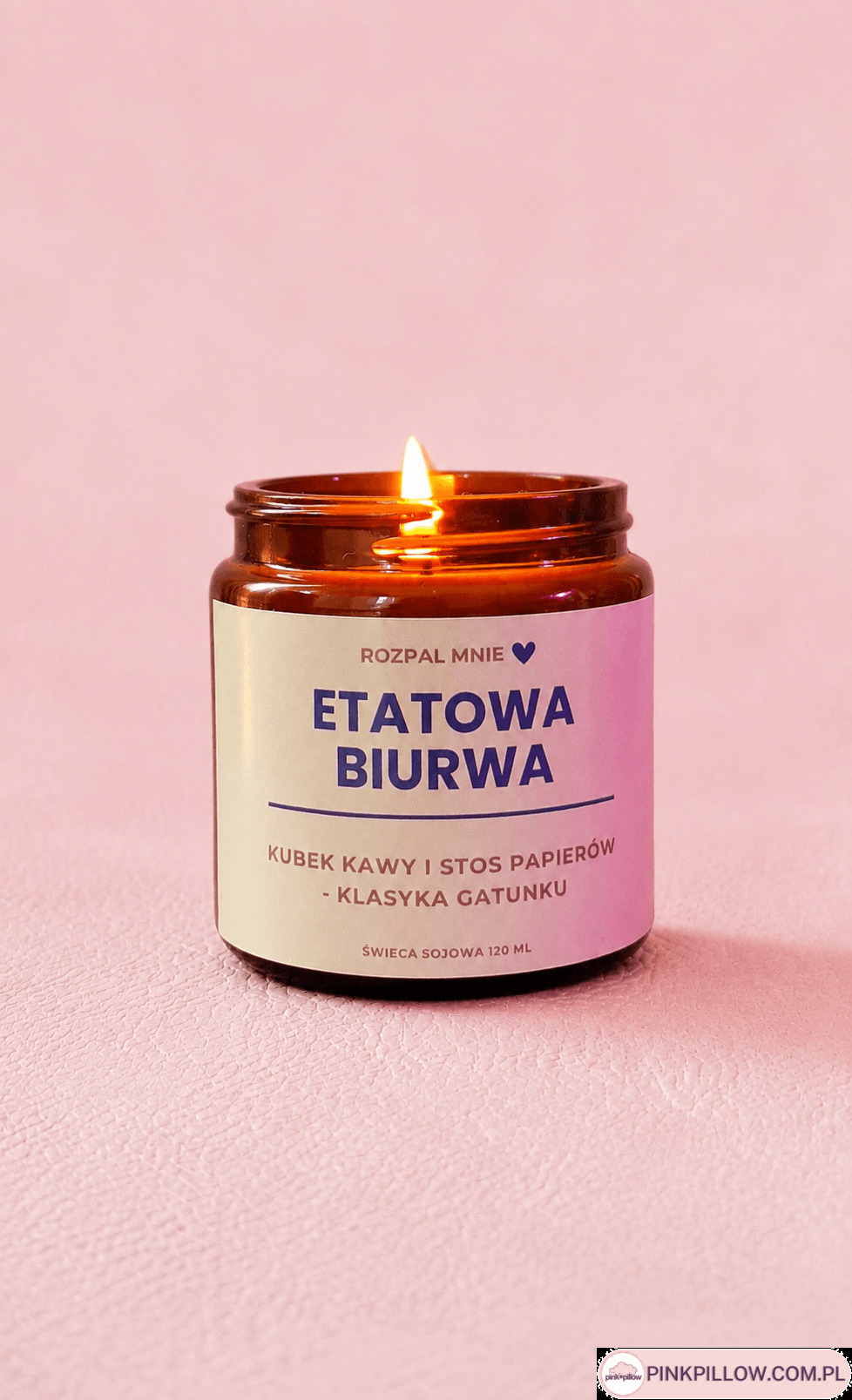 Świeczka sojowa w szkle z napisem na etykiecie etatowa biurwa