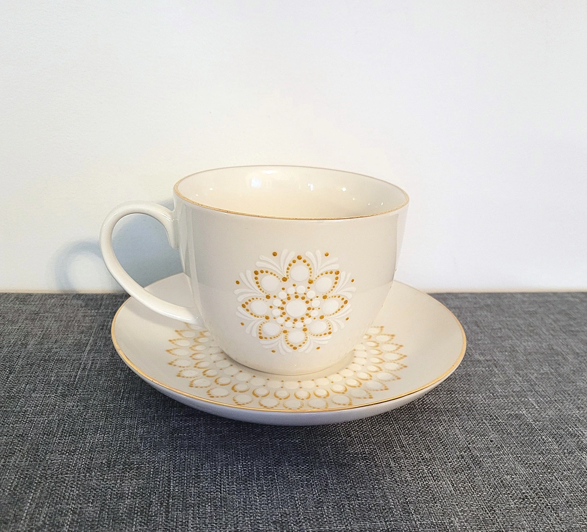 Biały Kubek z podstawką 240 ml - Złota Mandala