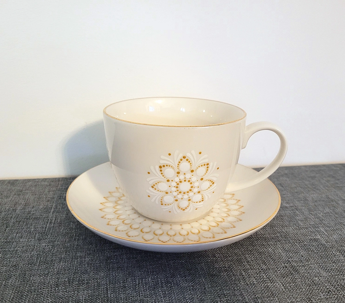 Filiżanka Biała zdobiona Mandala - Drugi Bok