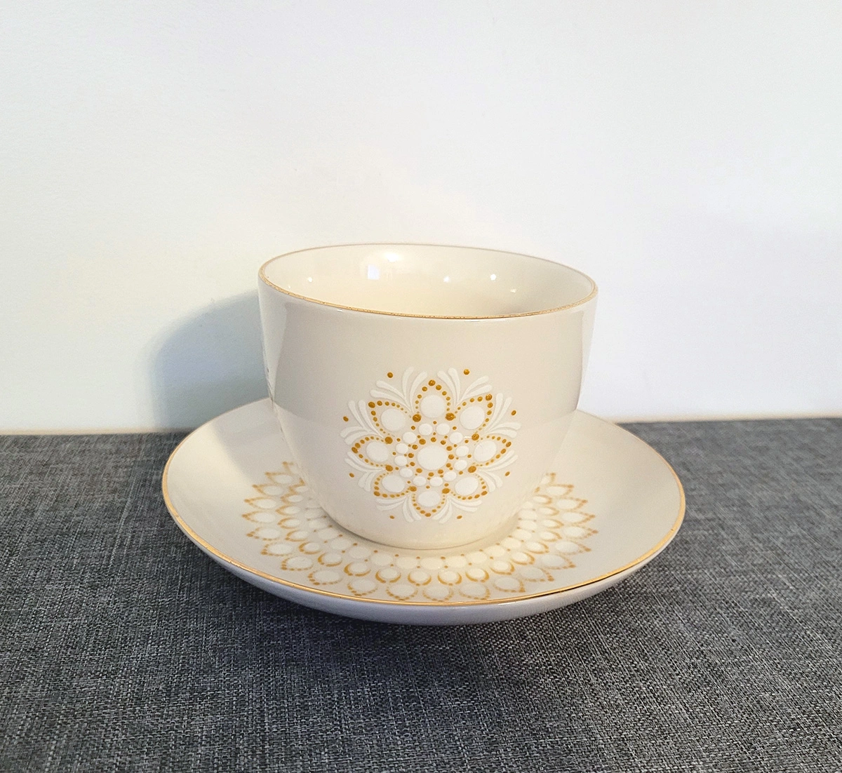 Filiżanka Biała zdobiona Mandala - Przód