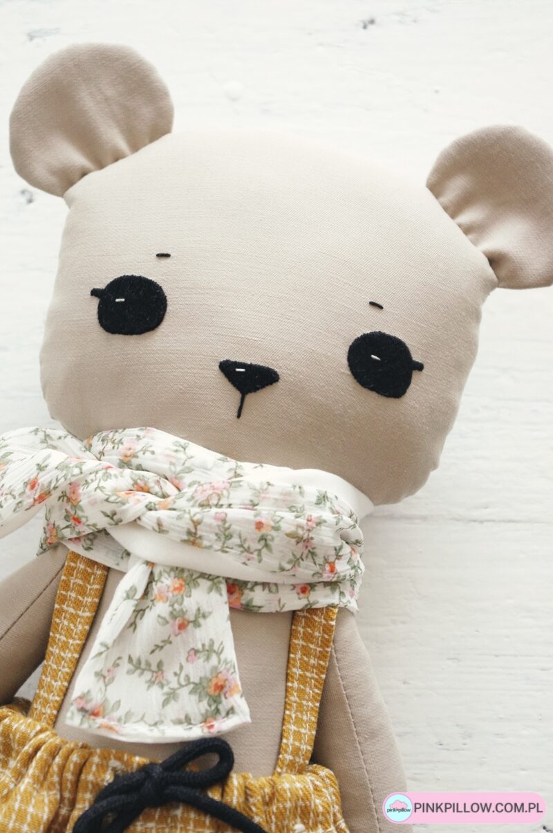 Lalka dekoracyjna z tkaniny – Panna Miś - Z bliska