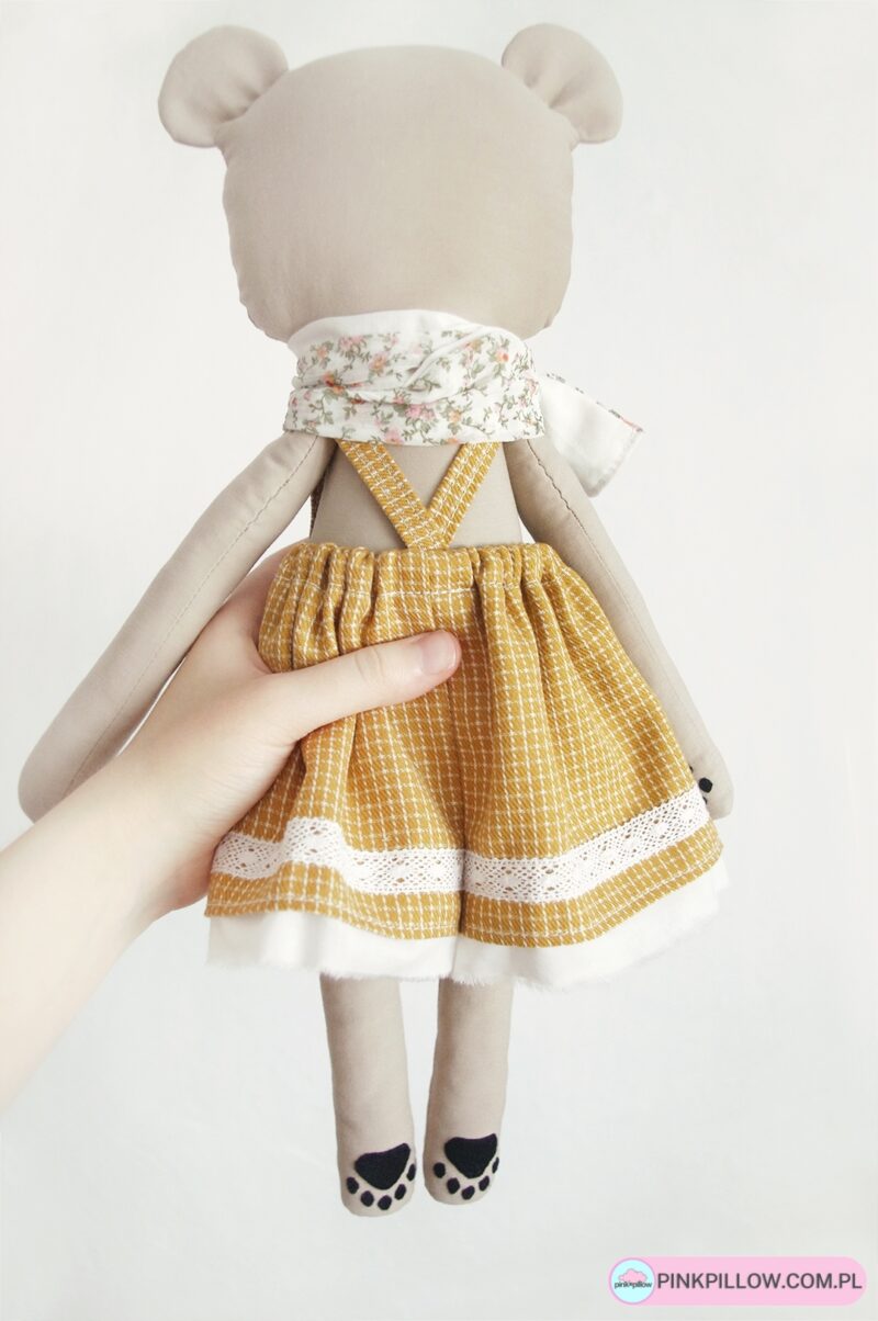 Lalka dekoracyjna z tkaniny – Panna Miś - Z tyłu
