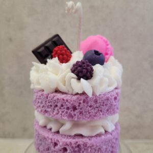 Świeca sojowa Deserek FAKE CAKE – Wildberry Punch - Z bliska