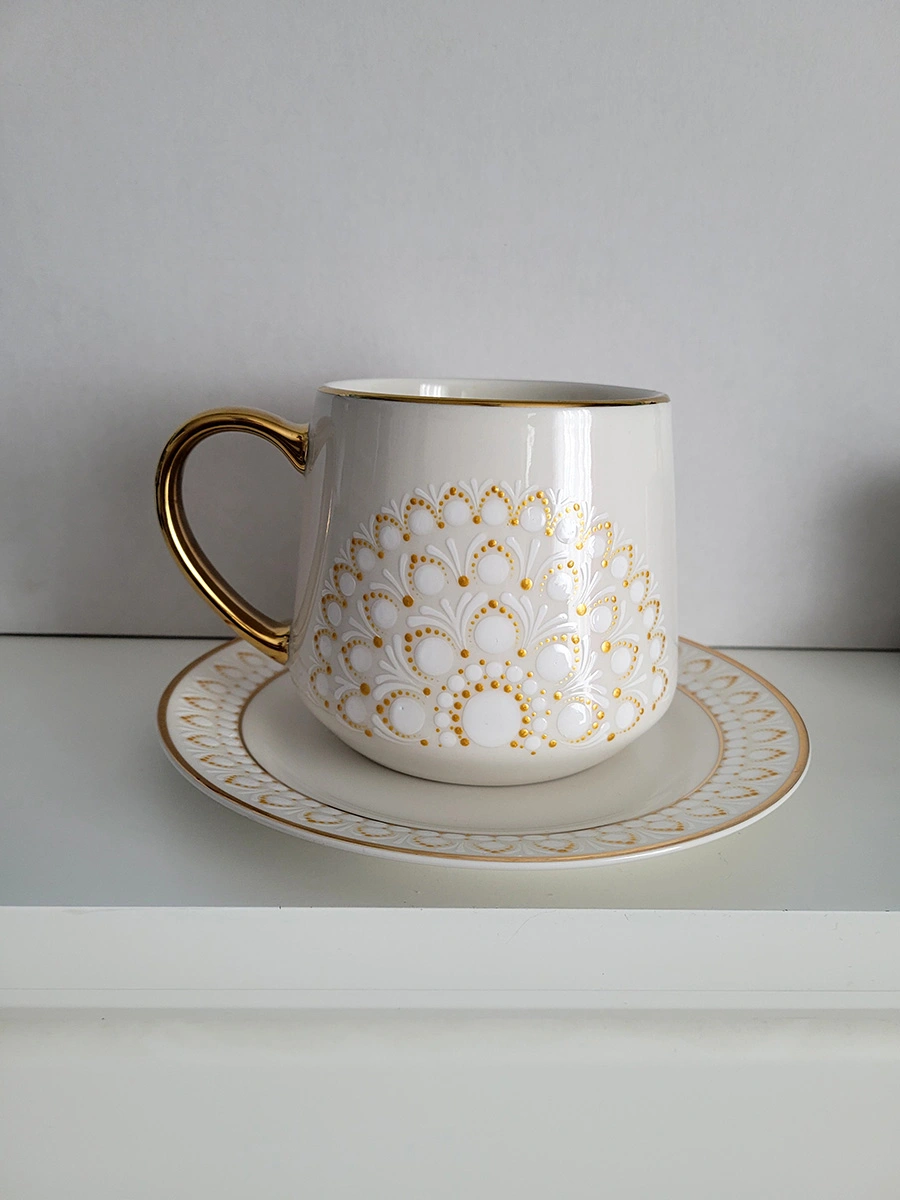 Duża Filiżanka z Talerzykiem - Wzór Złoto-Biała Mandala