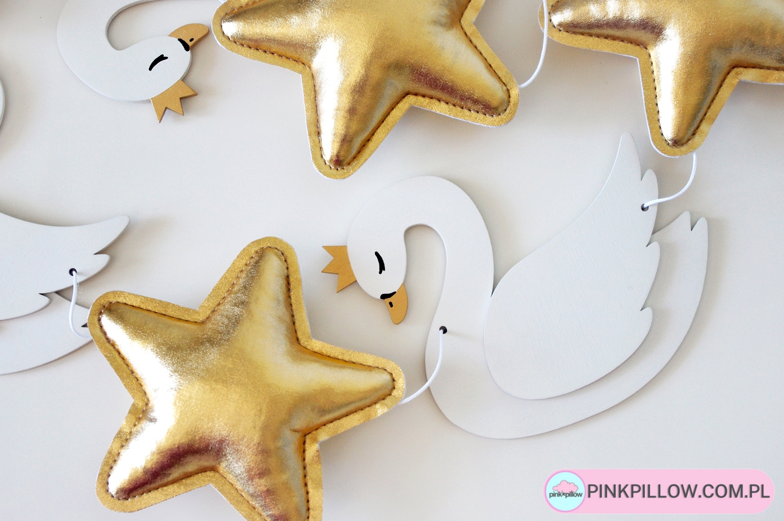 Girlanda Łabędzie i Gwiazdki do pokoju dziecka – Z bliska