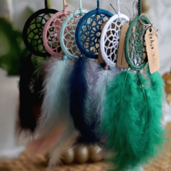 Boho łapacz snów z piórami i koralikami na lusterko w aucie