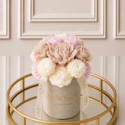 Flowerboxy sojowy średniej wielkości to świetny wybór na urodziny, parapetówkę czy prezent „bez okazji”.