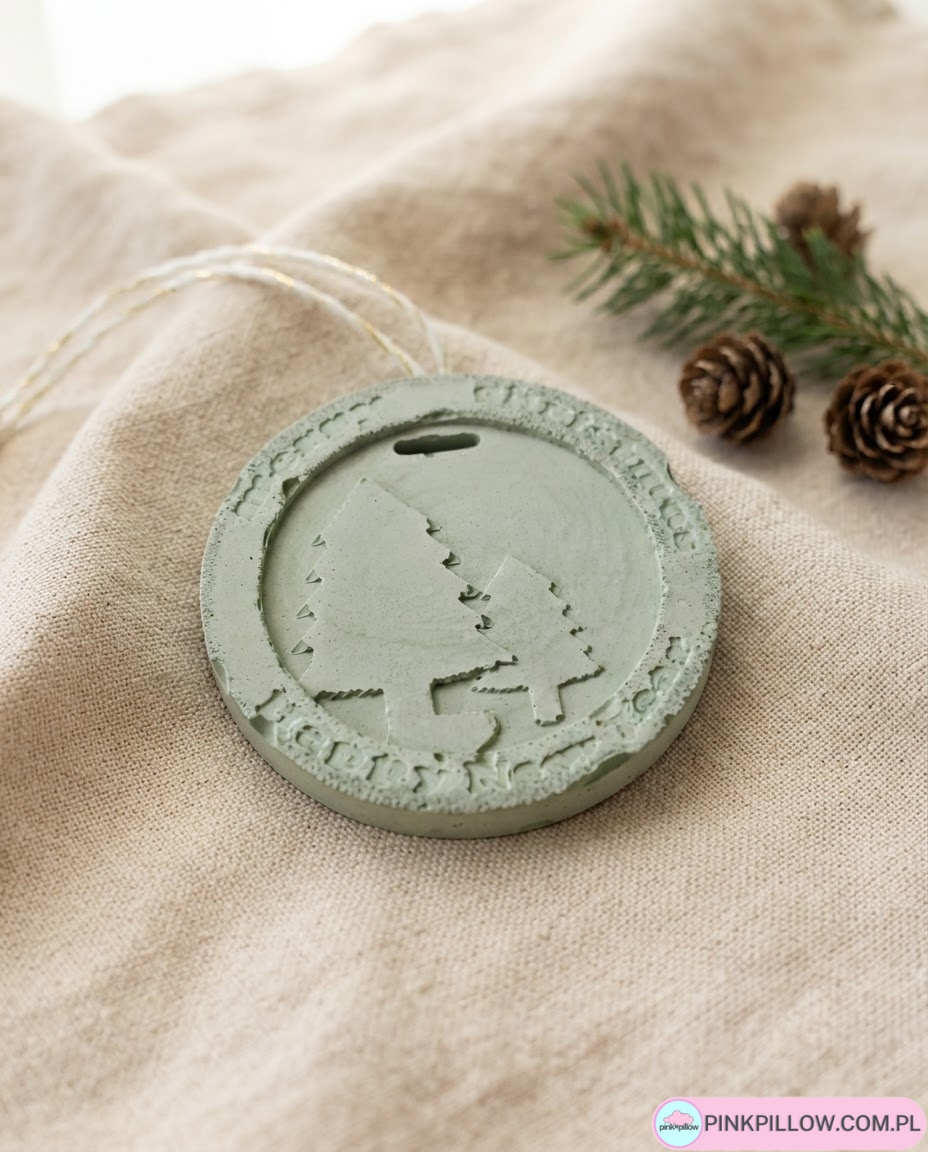 Świąteczna Dekoracja z betonu na choinkę "Merry Christmas" - obrazek 3