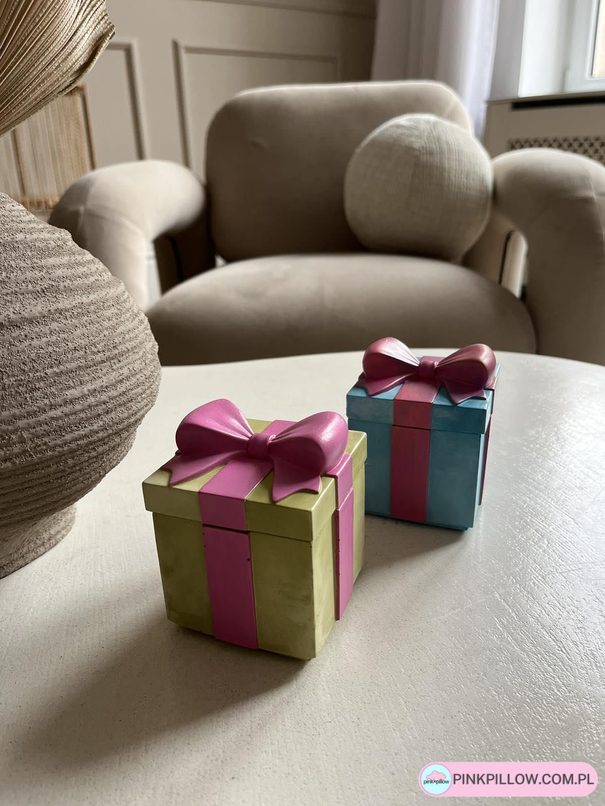 Świeca w gipsie w kształcie Prezentu z przykrywką - Różne Kolory