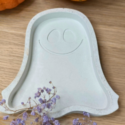 Biała podstawka Duszek – Betonowa dekoracja na Halloween