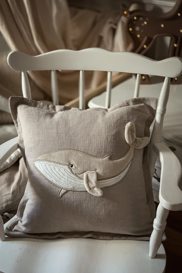Kwadratowa Poduszka z lnu z Wielorybem – Kolor Beżowy