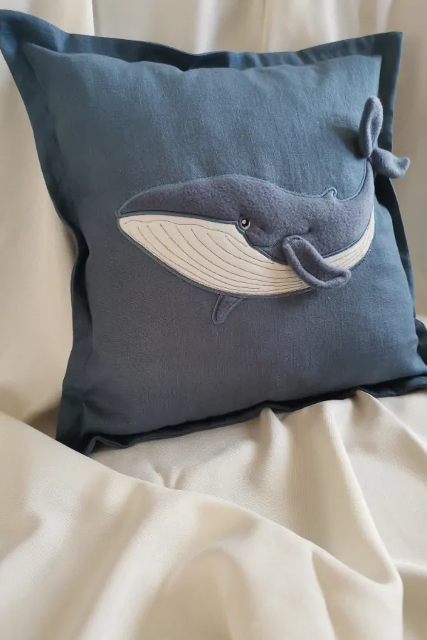 Ozdobna Poduszka z lnu z Wielorybem – Kolor Niebieski