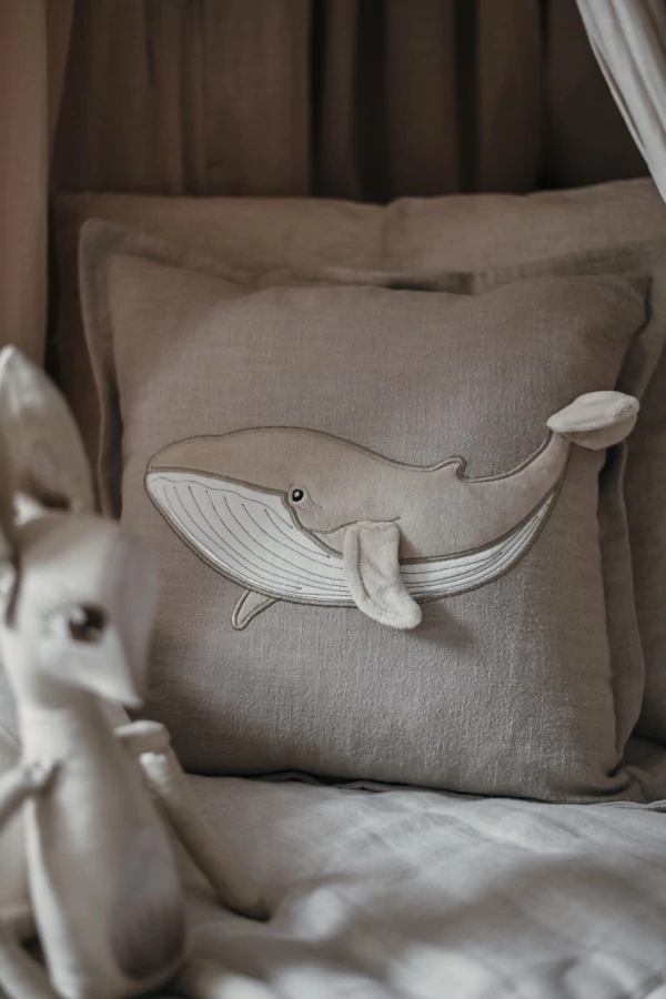 Ozdobna Poduszka z lnu z Wielorybem – Kolor Beżowy