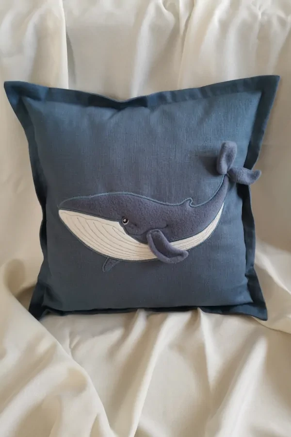 Kwadratowa Poduszka z lnu z Wielorybem – Kolor Niebieski