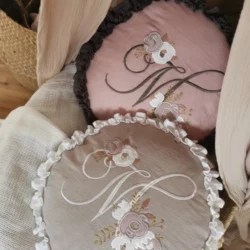 Dekoracyjna okrągła Poduszka z Falbanką z Inicjałami - Różne Warianty