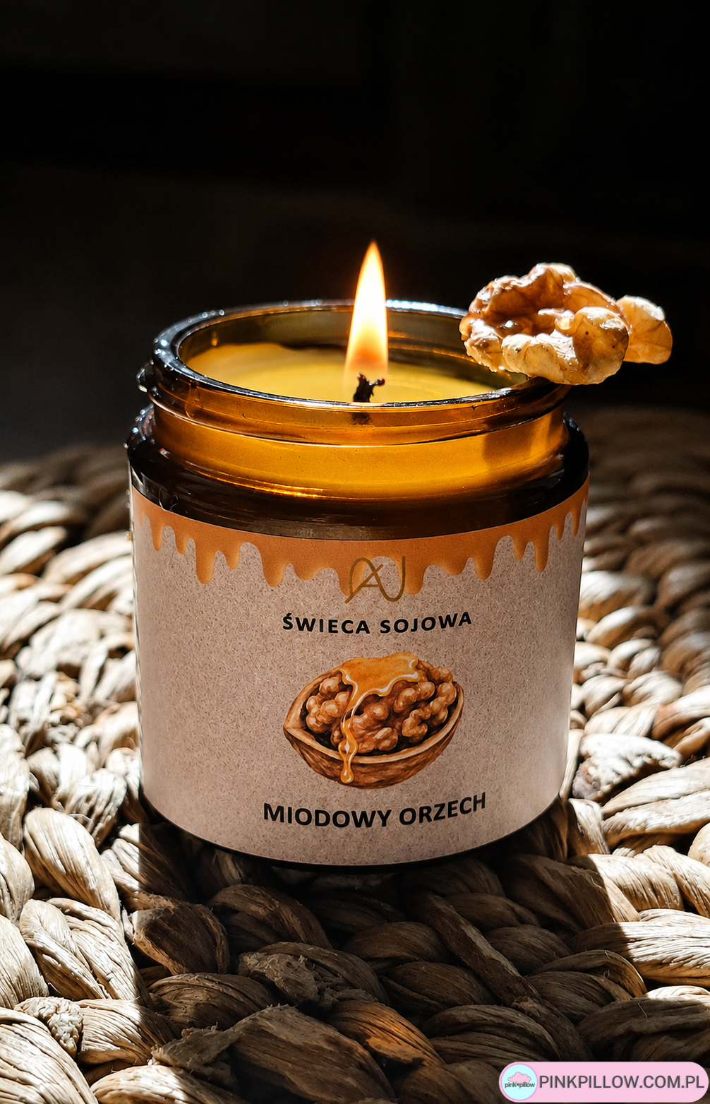 Ręcznie robiona świeczka sojowa o słodkim zapachu orzechów w miodzie.