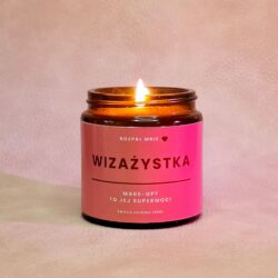 Świeczka w brązowym szkle z napisem na etykiecie wizażystka.